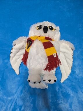 Harry Potter: Hedwig BAB with Red and Yellow Gryffindor Scarf